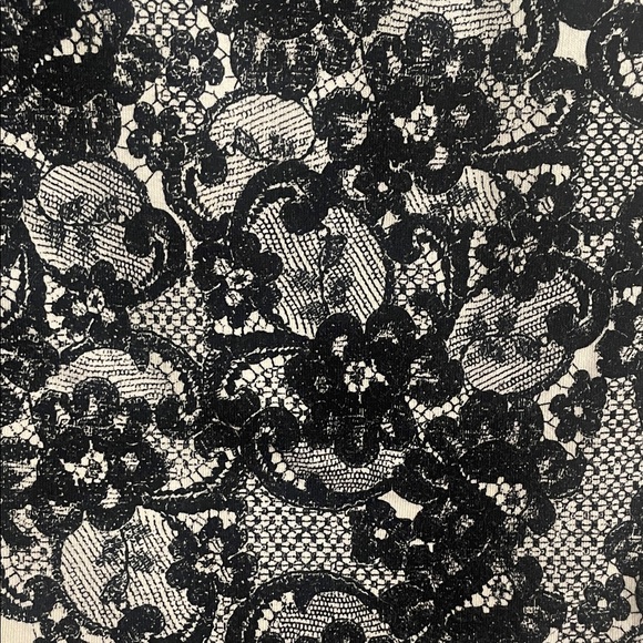 ✨ 3 for $20 Bundle Deal ✨ Charlotte Russe Black and Gray Floral Pencil Skirt - Picture 3 of 5